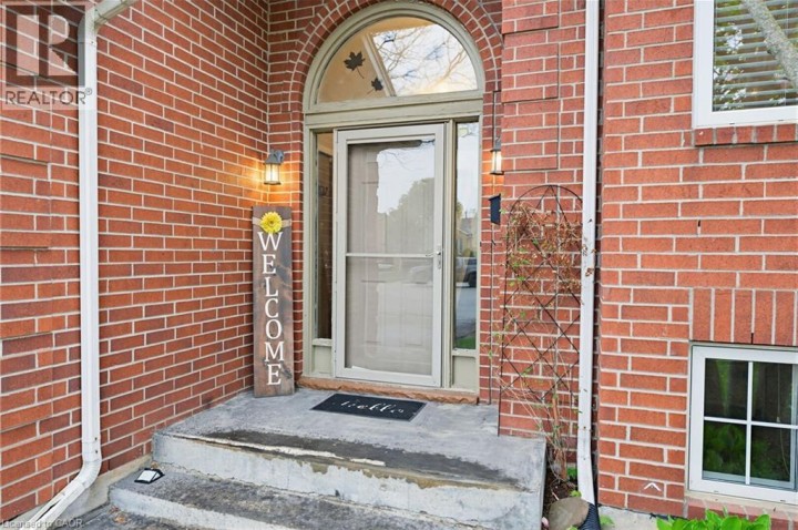 Photo 3 at 29 Strong Court, Rosedale / Gable Height, Brantford