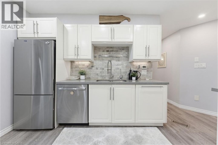 Photo 9 at 29 Strong Court, Rosedale / Gable Height, Brantford