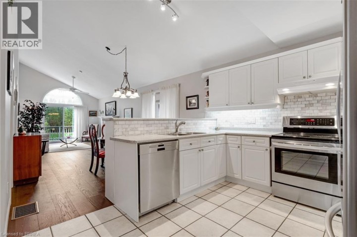 Photo 12 at 10 - 422 Powerline Road, Rosedale / Gable Height, Brantford