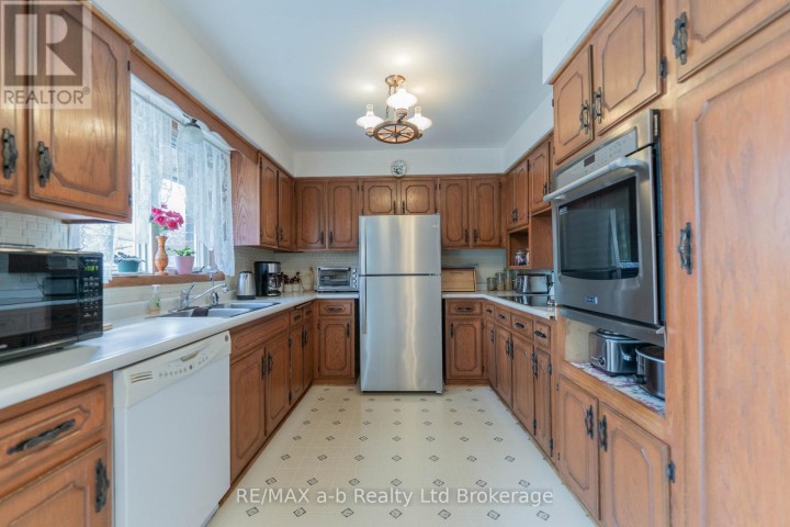 Photo 10 at 2 Cranberry Road, Tillsonburg