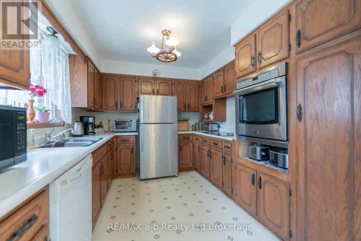 Photo 11 at 2 Cranberry Road, Tillsonburg