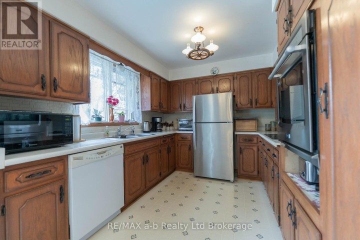 Photo 9 at 2 Cranberry Road, Tillsonburg