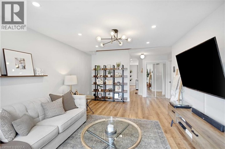 Photo 8 at 35 Gaydon Way, Empire, Brantford
