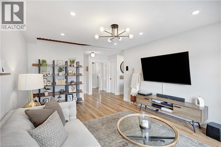 Photo 9 at 35 Gaydon Way, Empire, Brantford