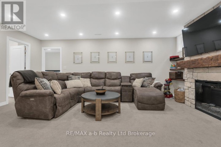 Photo 32 at 16 Nancy Court, Tillsonburg