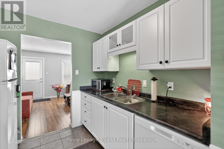 Photo 7 at 11 - 1135 Nellis Street, Woodstock - North, Woodstock
