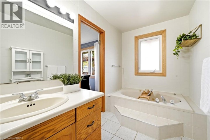Photo 23 at 44 Blackfriar Lane, Brier Park, Brantford