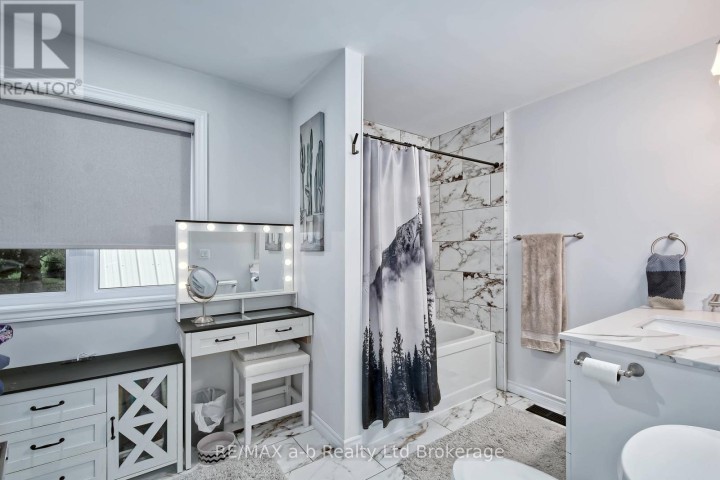 Photo 21 at 305 Robinson Street, Woodstock - South, Woodstock