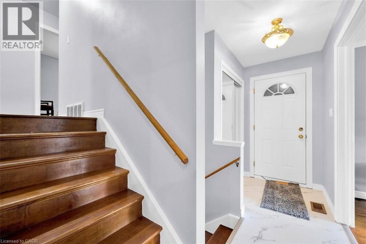 Photo 7 at 24 Oxford Street, Mayfair, Brantford