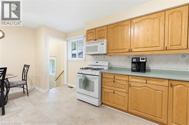 Photo 10 at 28 Ridgewood Drive, Abigail / Lyons, Brantford