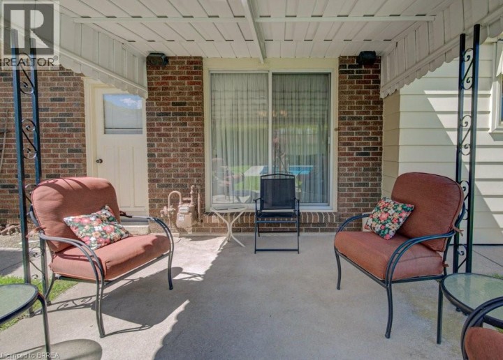 Photo 7 at 11 Pippin Drive, Brier Park, Brantford