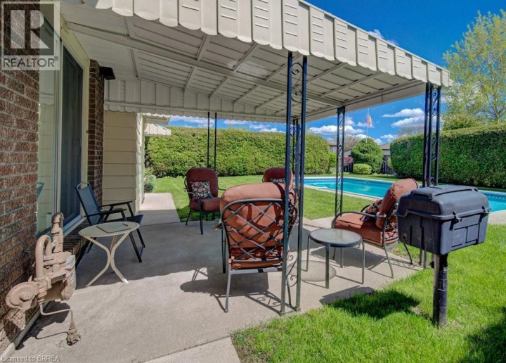 Photo 6 at 11 Pippin Drive, Brier Park, Brantford