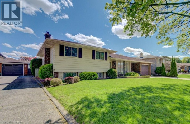 Photo 3 at 11 Pippin Drive, Brier Park, Brantford