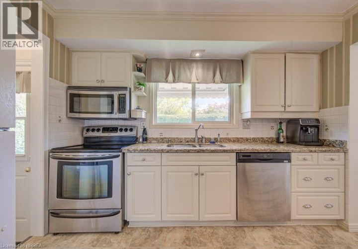 Photo 17 at 11 Pippin Drive, Brier Park, Brantford