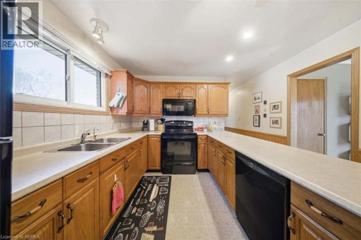 Photo 12 at 36 Hamilton Avenue, Echo Place, Brantford