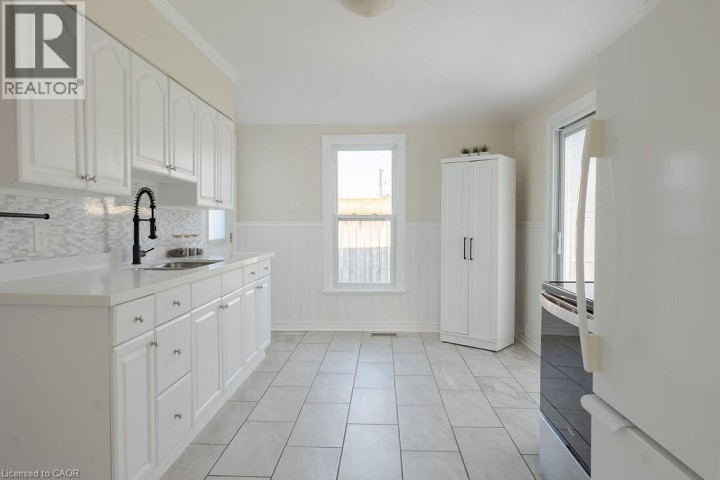 Photo 12 at 8 Dundas Street, Terrace Hill, Brantford