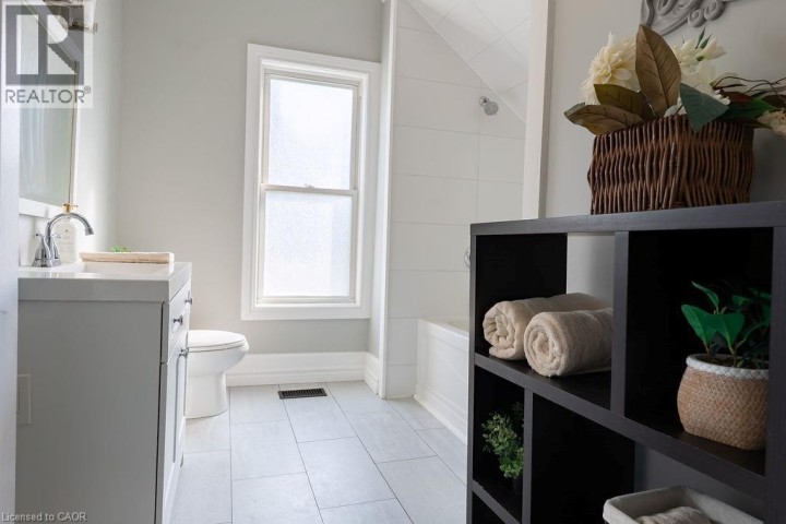 Photo 20 at 8 Dundas Street, Terrace Hill, Brantford