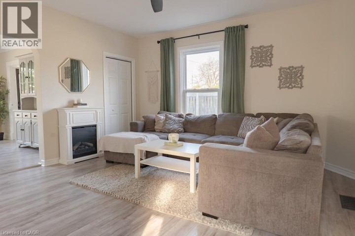 Photo 3 at 8 Dundas Street, Terrace Hill, Brantford