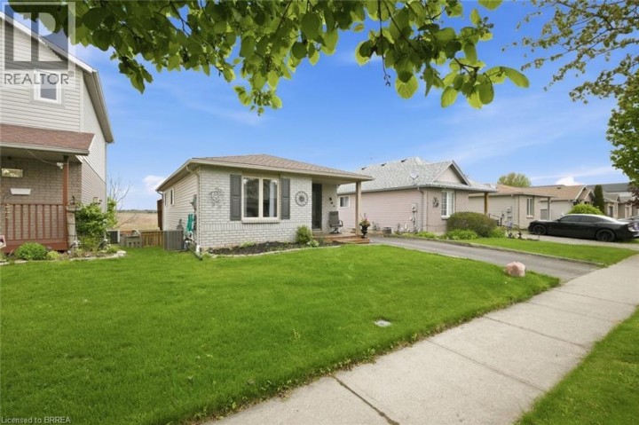 Photo 2 at 37 Anastasia Crescent, Brantwood Park, Brantford