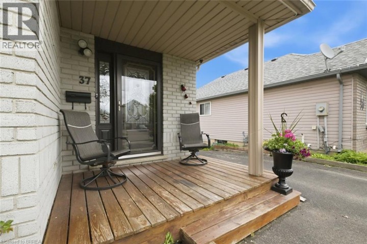 Photo 3 at 37 Anastasia Crescent, Brantwood Park, Brantford