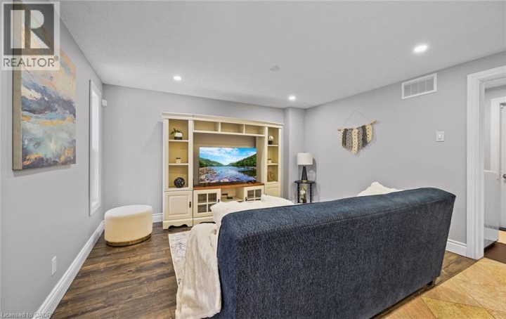 Photo 12 at 84 Viscount Road, Brantwood Park, Brantford