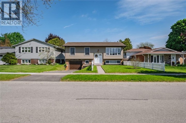 Photo 2 at 26 Centennial Drive, Brier Park, Brantford