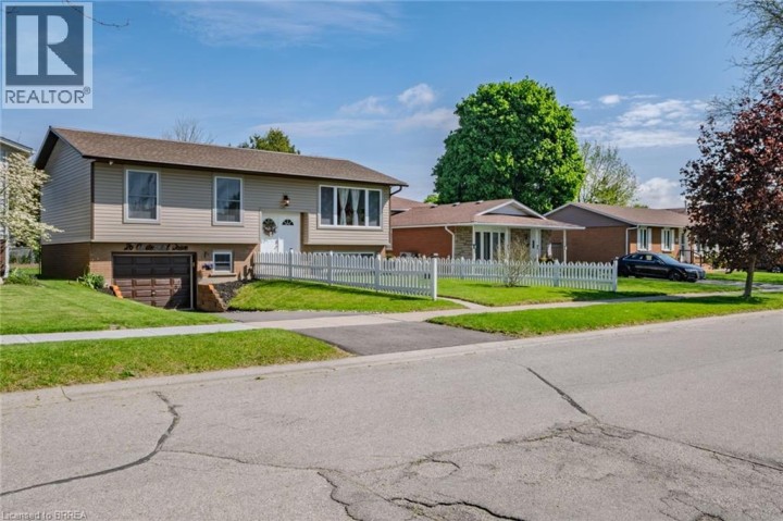 Photo 3 at 26 Centennial Drive, Brier Park, Brantford