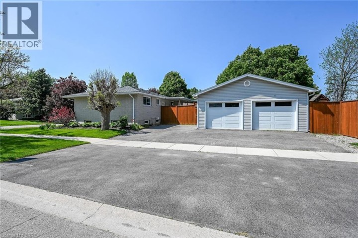 Photo 3 at 2 Coachwood Road, Brier Park, Brantford