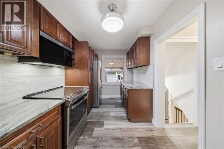 Photo 10 at 7 Barry Drive, Old West Brant, Brantford