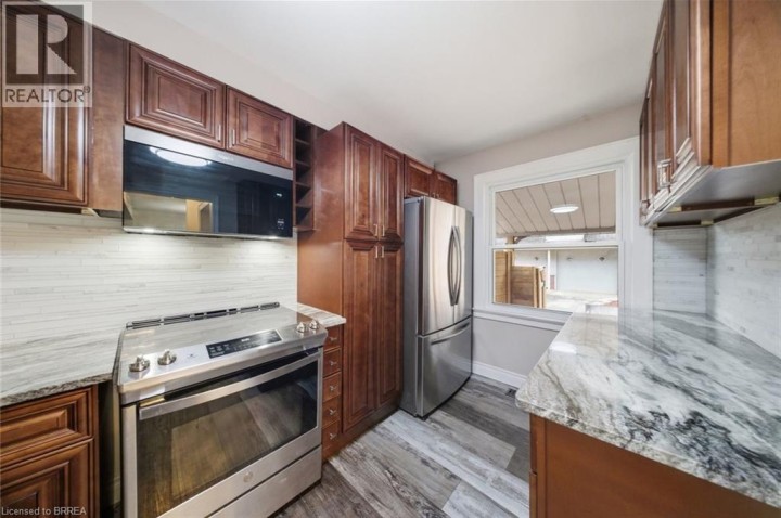 Photo 11 at 7 Barry Drive, Old West Brant, Brantford