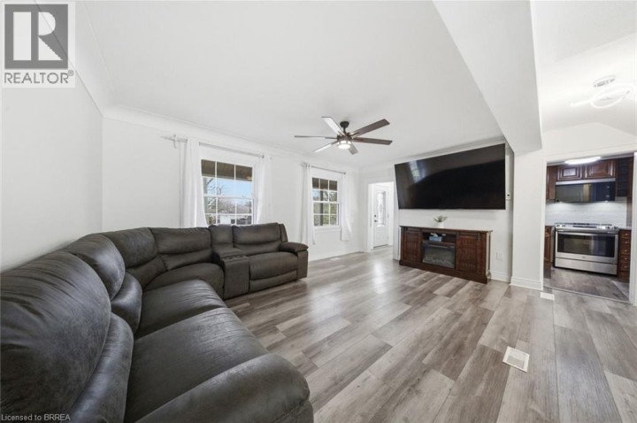 Photo 5 at 7 Barry Drive, Old West Brant, Brantford