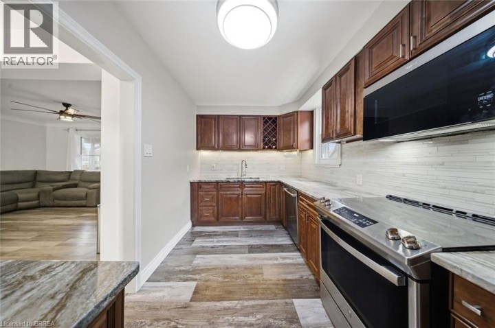 Photo 9 at 7 Barry Drive, Old West Brant, Brantford