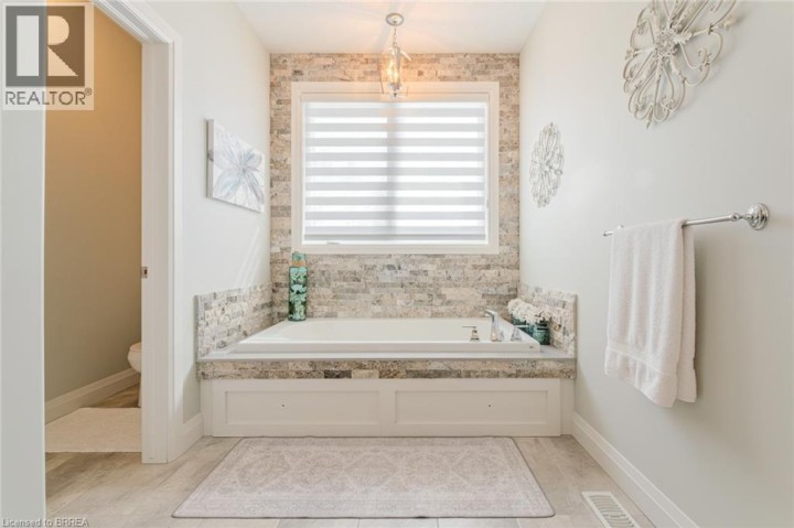 Photo 29 at 5 Moore Boulevard, Tutela Heights, Brantford