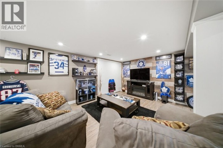 Photo 25 at 8 Queensway Drive, Queensway / Grove, Brantford