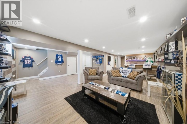 Photo 27 at 8 Queensway Drive, Queensway / Grove, Brantford