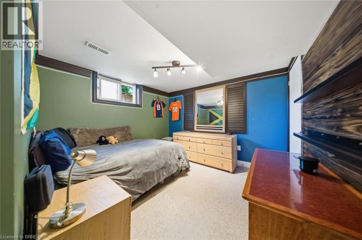Photo 31 at 8 Queensway Drive, Queensway / Grove, Brantford