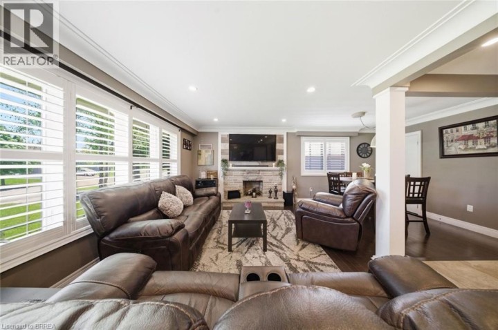 Photo 9 at 8 Queensway Drive, Queensway / Grove, Brantford