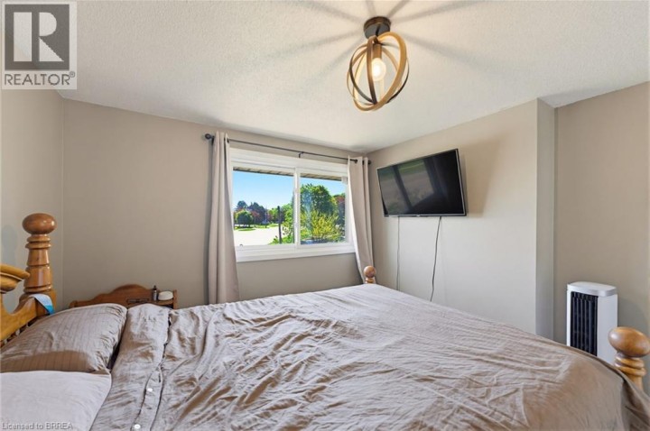Photo 13 at 6 - 26 Coachwood Road, Brier Park, Brantford