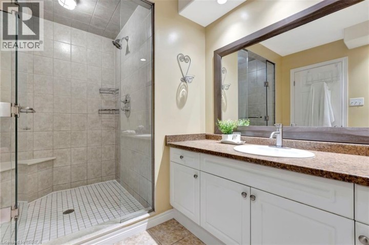 Photo 11 at 10 Stratford Terrace, Hillcrest, Brantford