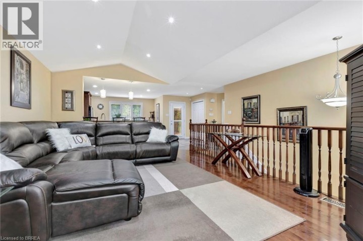 Photo 4 at 10 Stratford Terrace, Hillcrest, Brantford