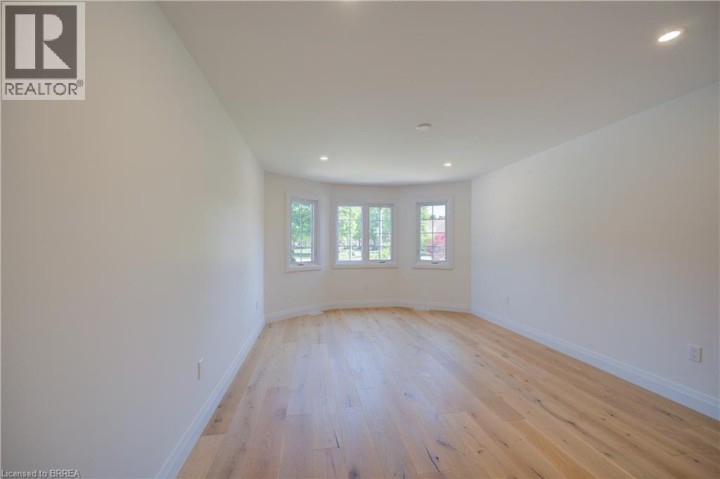 Photo 15 at 10 - 152 Dufferin Avenue, Holmedale, Brantford