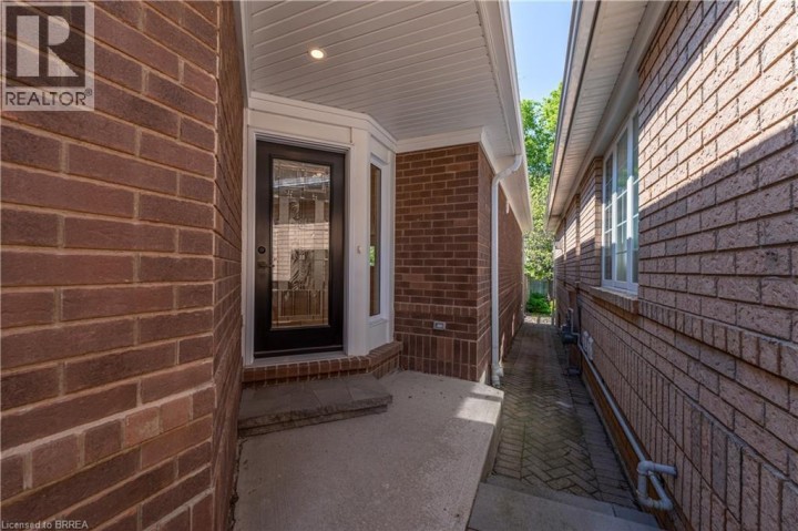 Photo 3 at 10 - 152 Dufferin Avenue, Holmedale, Brantford