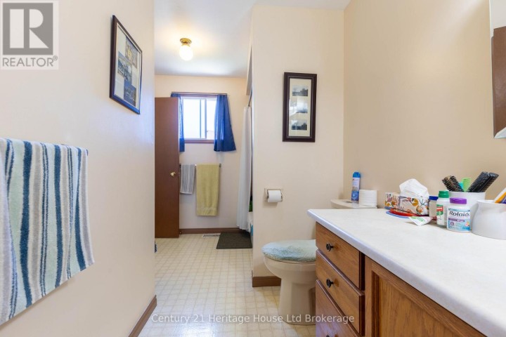 Photo 13 at 12 Spartan Drive, Brantford