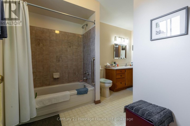 Photo 14 at 12 Spartan Drive, Brantford