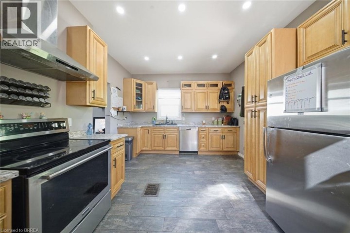 Photo 22 at 816 E Colborne Street, Echo Place, Brantford