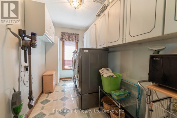 Photo 24 at 34 Lorraine Avenue, Tillsonburg