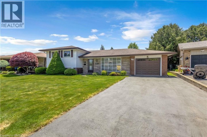 Photo 2 at 19 Pippin Drive, Brier Park, Brantford