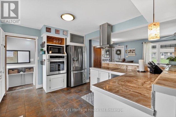 Photo 11 at 78 Lyndale Crescent, Woodstock - North, Woodstock