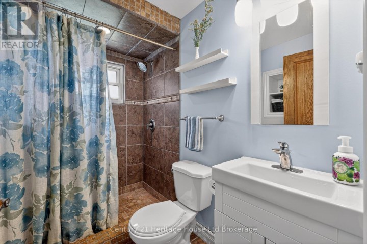 Photo 18 at 78 Lyndale Crescent, Woodstock - North, Woodstock