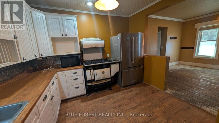 Photo 7 at 662 Frances Street, Woodstock - South, Woodstock